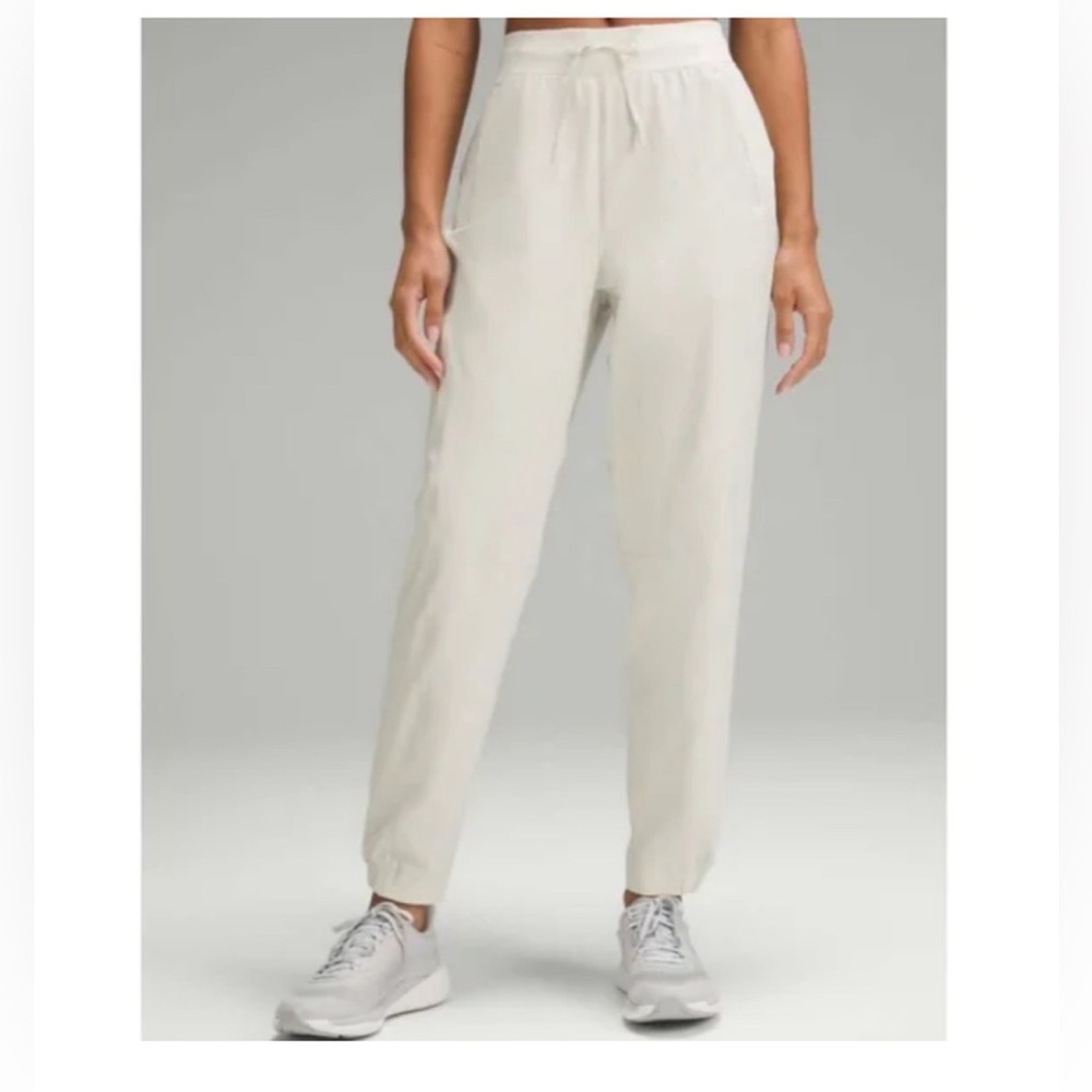 NWOT Lululemon License to Train High-Rise Joggers Bone Size 8